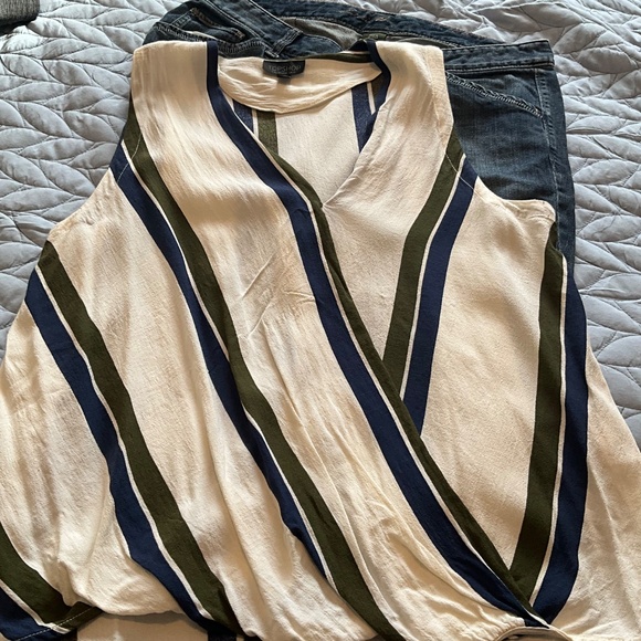 Outfit-jeans, sleeveless shirt & shrug cardigan - Picture 3 of 4